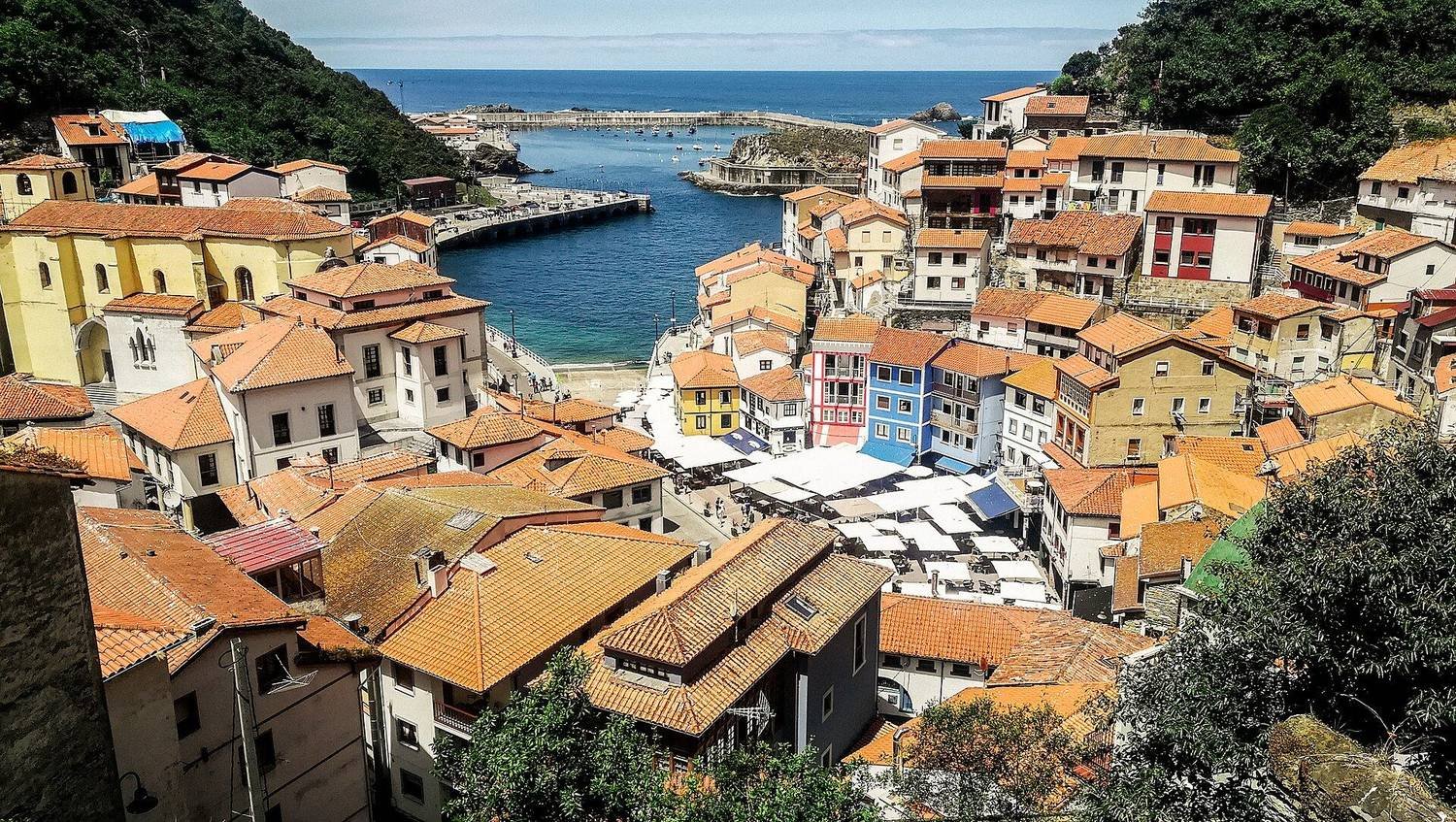 Casas junto al puerto de Cudillero, Asturias