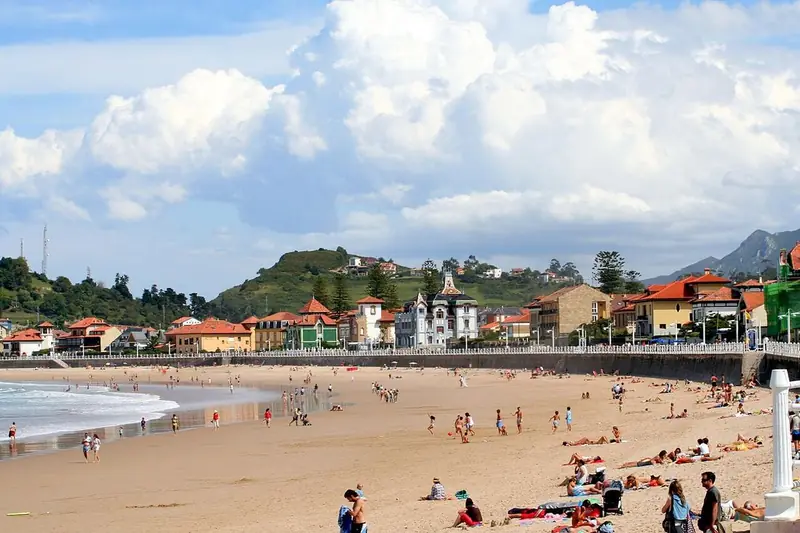 Viviendas junto a la playa de Ribadesella, Asturias